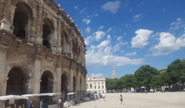 L'amphithéâtre de Nîmes et sa place